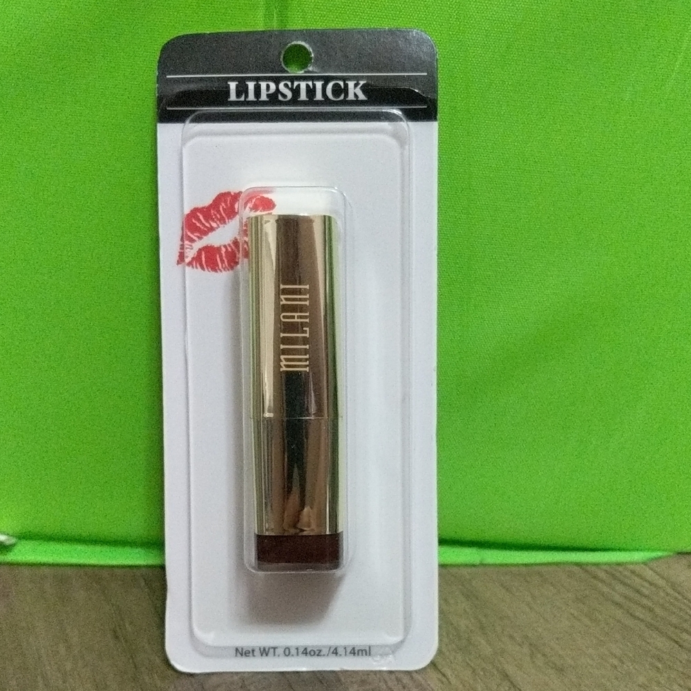 Milani Gold Lipstick. 82 MATTE DRAMA. NET WT. 0.14OZ/4.14ML